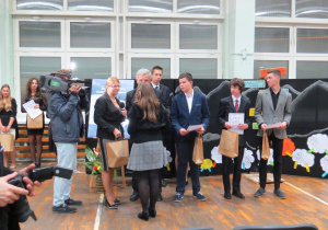 Zwycięzcy Konkursu odbierają nagrody z rąk Kazimierza Tischnera i dyrektir szkoły Barbary Makowskiej
